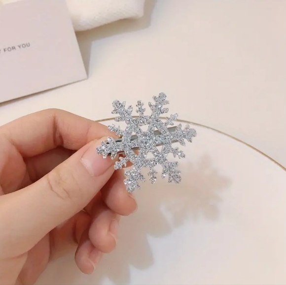 2 Snowflake Sparkly Clips - Picture 2 of 8
